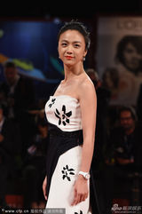 组图：《黄金时代》剧组亮相 汤唯古典长裙优雅