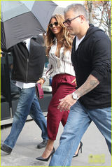 组图：碧昂斯深V露Bra耍性感 老公JayZ抱爱女