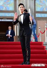 组图：全智贤百想低胸绣花粉裙唯美 金秀贤呆萌