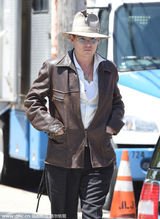 组图：约翰尼德普探班未婚妻当众激吻