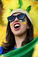 组图：世界杯美女球迷秀狂野 猛男担心老婆出轨