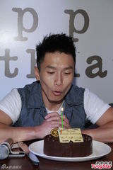 组图：陈柏宇办生日会扬言三年后与女友结婚