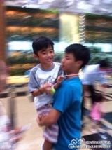 组图：张柏芝带两子出游 两萌娃遭怪阿姨包围