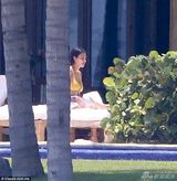 组图：卡戴珊度假日光浴 丰腴美背一览无余