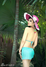 组图：张虹一显傲人身姿 夏日清凉写真曝光