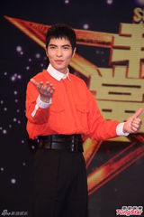 组图：萧敬腾任客座评审 自曝吻功了得不紧张