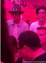 组图：房祖名流连夜店尽欢谑 把酒揽妹旧照曝光