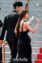 组图：胡歌亮相韩国颁奖礼 大胡子梳背头难认出