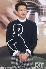 组图：《可爱的她》Rain携Krystal演浪漫爱情