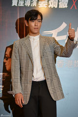 BigBang TOP到港宣传电影 摆搞怪POSE逗笑粉丝
