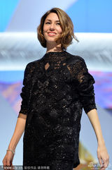 组图：戛纳开幕现场 评审团亮相贾樟柯含笑挥手