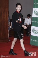 组图：韩星Brian出席发布会 搞怪秀性感