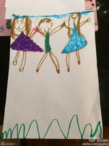 组图：王岳伦探Angela班 恬恬乖巧可爱学画画