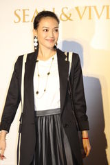 组图：徐若瑄摆酒吻老公 舒淇林心如林志玲剩女齐道贺