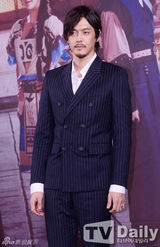 组图：《巡夜人》丁一宇郑允浩西服亮相显英气