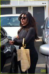 组图：卡戴珊嘴唇肿胀忙看医生 心情糟糕玩快闪