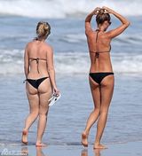 组图：邦辰黑色比基尼秀椒乳 怀抱爱女萌态十足