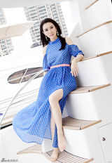 组图：石天琦夏日度假写真 阳光笑容邻家装扮