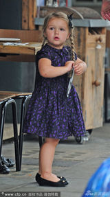 组图：布鲁克林带妹妹买饼干 小七穿蓬蓬裙可爱