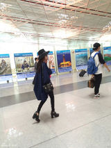 组图：赵丽颖潮装打扮观看亚运会好心情