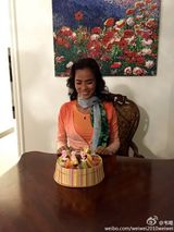 组图：韦唯生日收大束鲜花 仨帅气儿子为母庆生