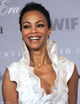 高清图：《阿凡达》女主角佐伊同性之吻献母亲