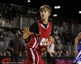 组图：比伯驰骋NBA球场卖力秀球技 专业架势帅气