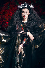 组图：张辛苑最新写真显神秘巴洛克风