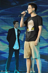 组图：黎明范玮琪等开唱 萧敬腾再封“雨神”