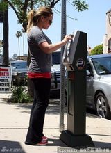 组图：希拉里-达芙产后现身身材走样