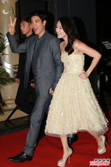 组图：章子怡抱爱犬走红毯 关颖露美背性感抢镜