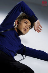 组图：陈翔新专辑海报曝光 蓝色针织衫显成熟