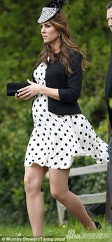 组图：凯特王妃大肚出席婚礼 大风掀裙摆险走光