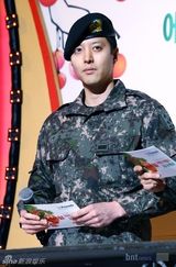 组图：韩星李准基李东健主持募捐活动