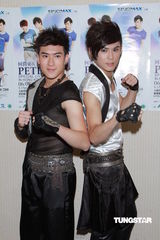 组图：何润东开唱跳热舞 为吴建豪飞机拍照说情