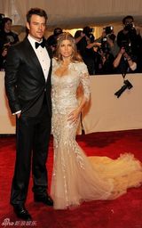 组图：美国时装学院庆典举行 众明星红毯竞艳