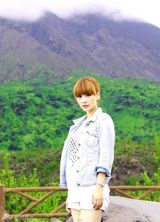 组图：柳岩日本街拍做鬼脸 展现自然率真另一面