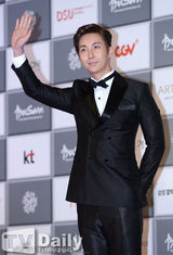 组图：釜山电影节开幕 金亨俊风度翩翩亮相