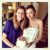 组图：米兰达蕾丝吊带长裙优雅性感 亲和挥手