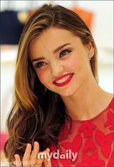 组图：米兰达可儿访韩镂空裙甜美将为球赛开球