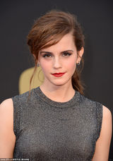 组图：艾玛-沃特森红唇黑裙显娇媚女人味儿