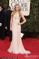 组图：阿曼达-塞弗里德蕾丝白裙清新迷人