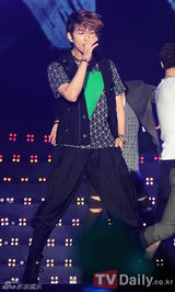 组图：2NE1SHINee精彩表演犹如club热辣气势