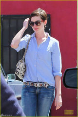 组图：海瑟薇穿牛仔装出街 手抚秀发魅力焕发