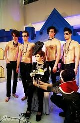 高清组图：尚雯婕拍新歌MV 与四大美男妖娆闹床