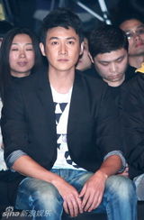 幻灯：陆毅春晓戚薇袁成杰出席某时尚品牌盛典