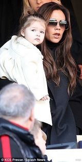 组图：辣妹全家出动观法甲 小七眼神忧郁似小贝