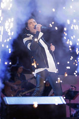 高清图：萧敬腾个唱边唱边跳 另类造型吸睛