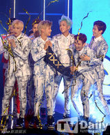 组图：《冠军秀》精彩无限 VIXX夺冠喜极而泣