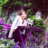 组图：邓家佳现身巴黎街头 轻颦浅笑尽显优雅